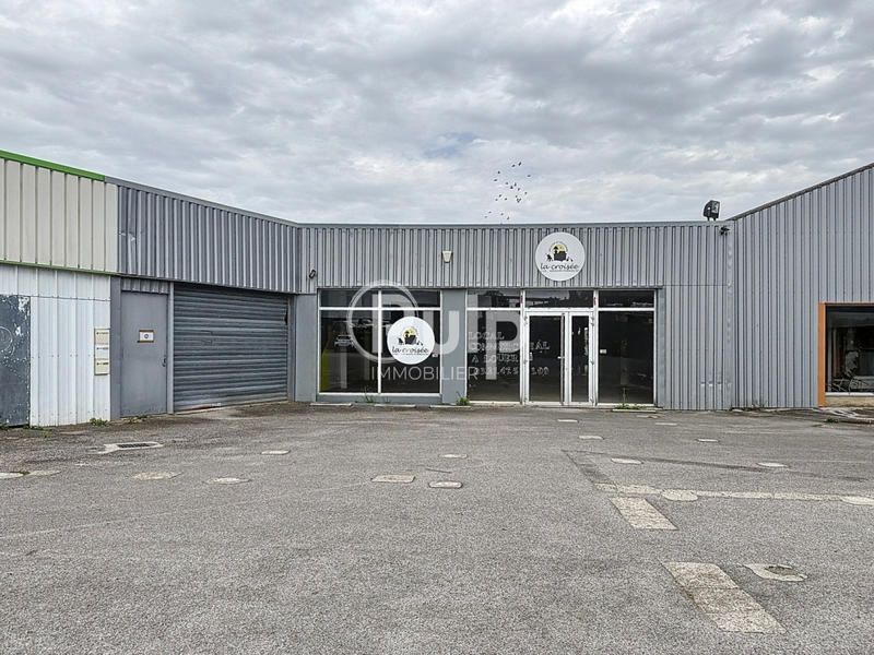 Local commercial - 836 m² - 3 pièces