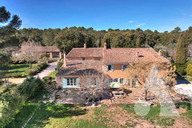 Maison - 640 m² - 18 pièces