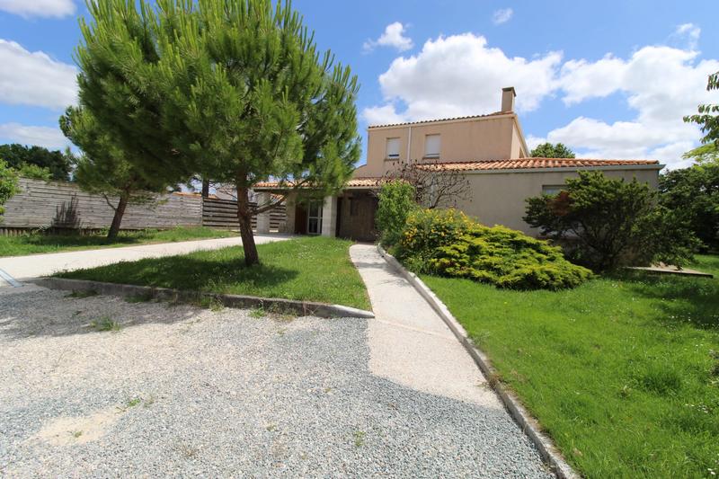 Maison - 235 m² - 8 pièces