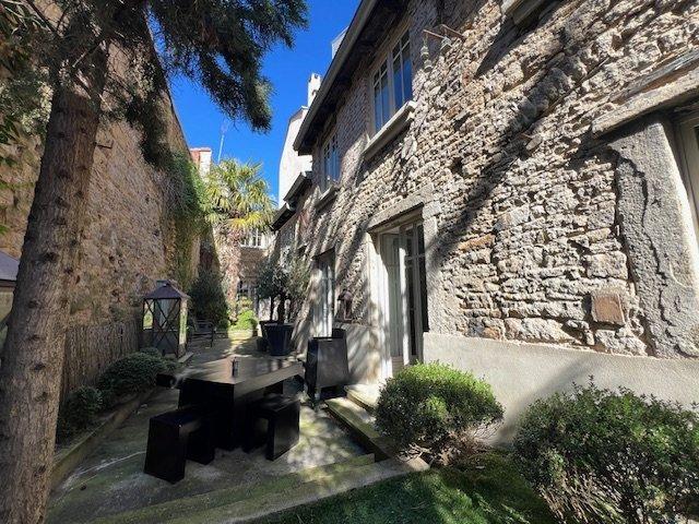 Maison - 232 m² - 6 pièces