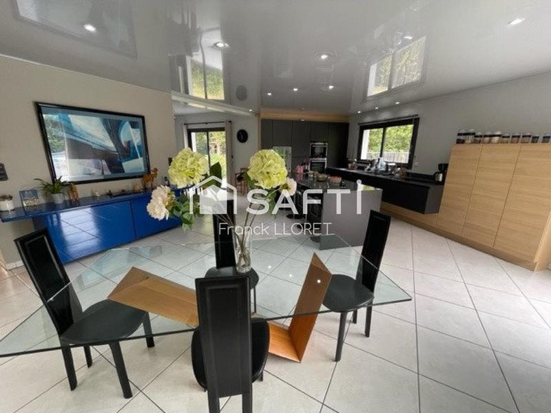 Maison - 300 m² - 11 pièces