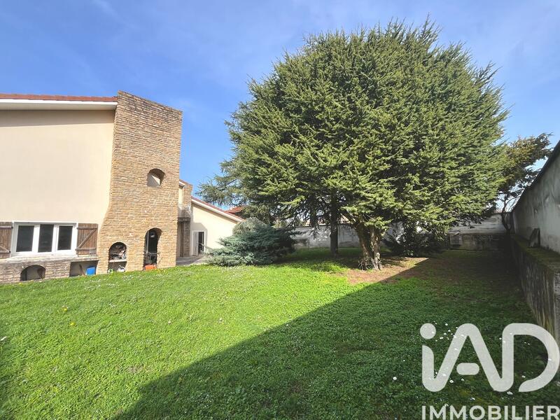 Maison - 210 m² - 7 pièces