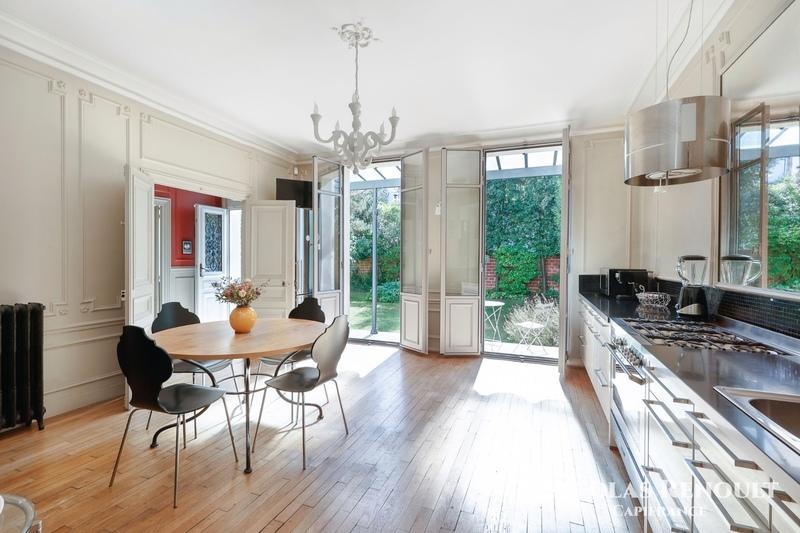 Maison - 250 m² - 8 pièces