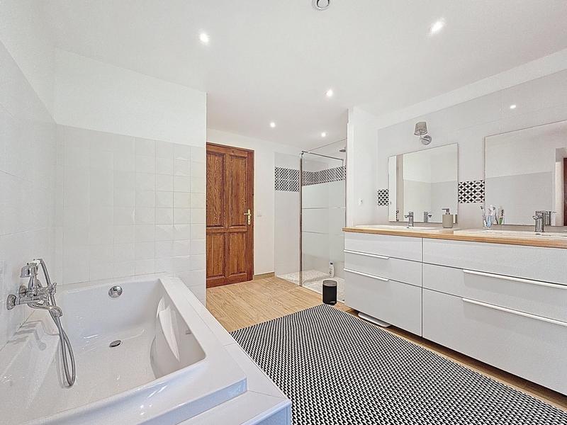 Maison - 200 m² - 7 pièces