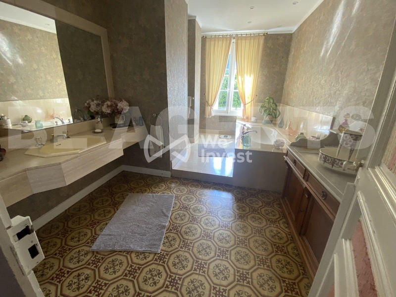 Maison - 273 m² - 8 pièces