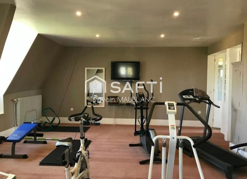 Maison - 838 m² - 20 pièces