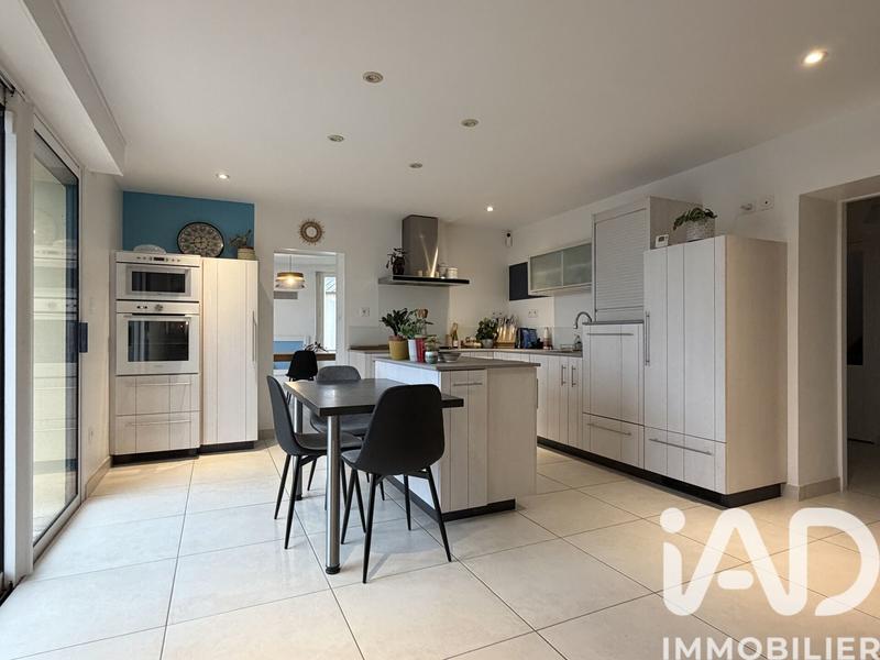 Maison - 210 m² - 10 pièces