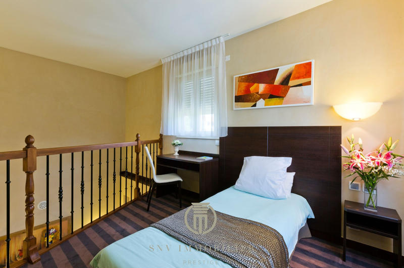 Propriété - 1 457 m² - 34 pièces