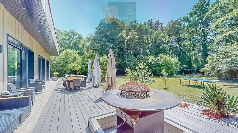 Maison - 260 m² - 7 pièces