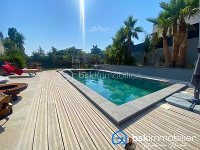 Maison - 250 m² - 6 pièces