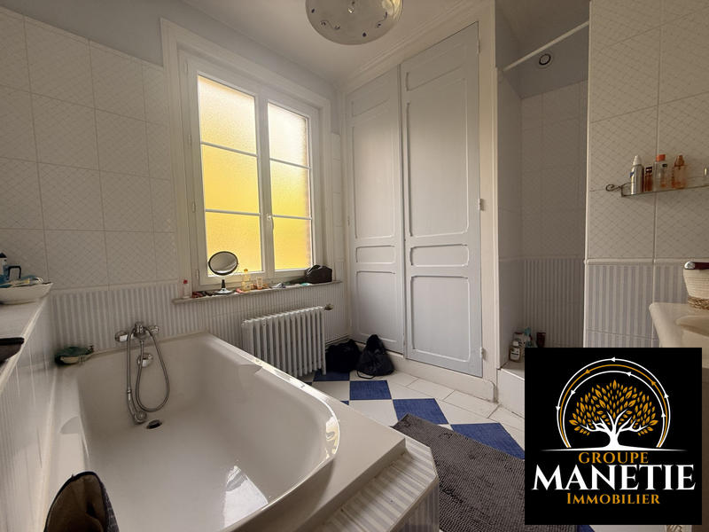 Maison - 248 m² - 11 pièces