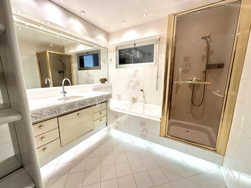 Appartement - 99 m² - 4 pièces