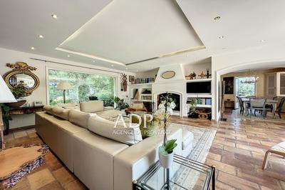 Propriété - 300 m² - 8 pièces