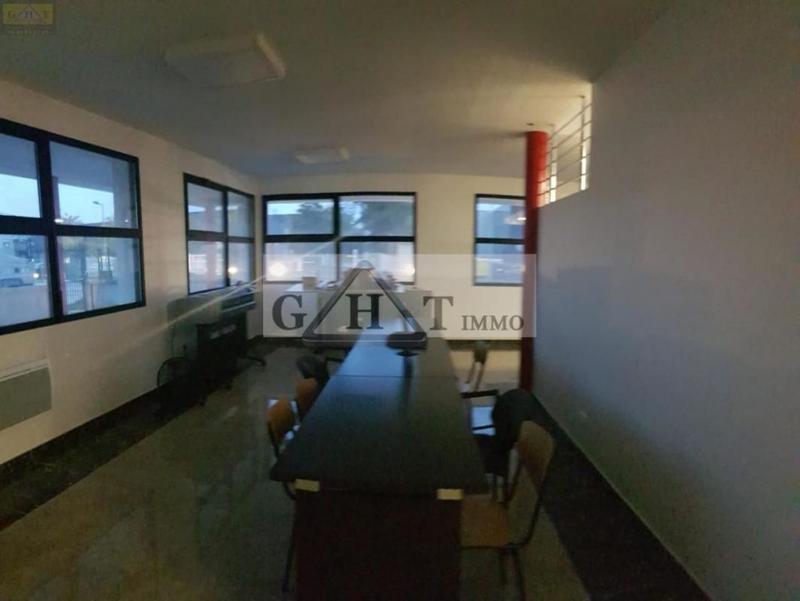 Entrepôt - 1 050 m²