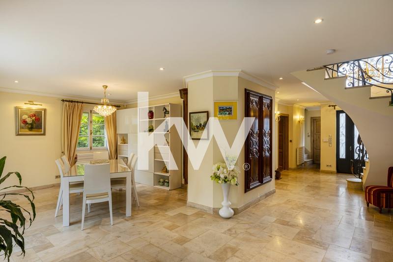 Maison - 218 m² - 7 pièces