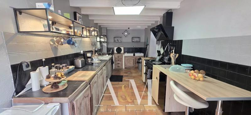 Maison - 327 m² - 9 pièces