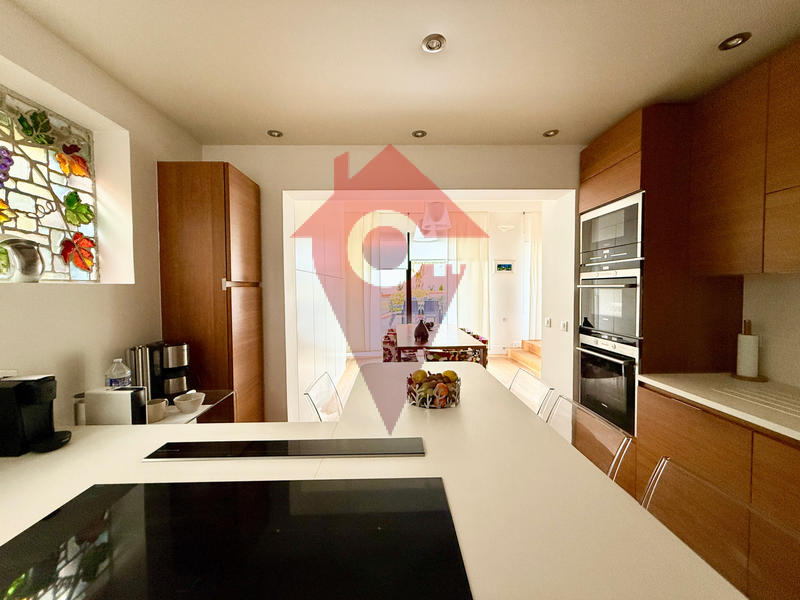 Maison - 204 m² - 9 pièces