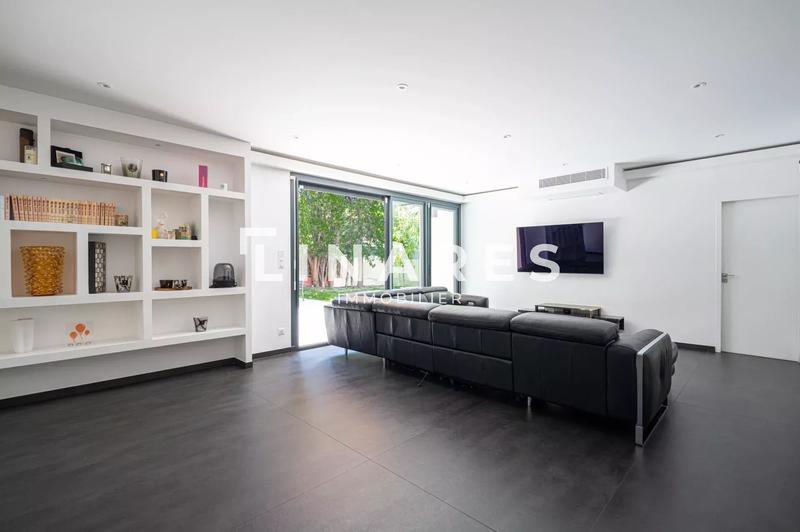 Villa - 349 m² - 8 pièces