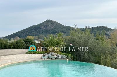 Maison - 210 m² - 6 pièces