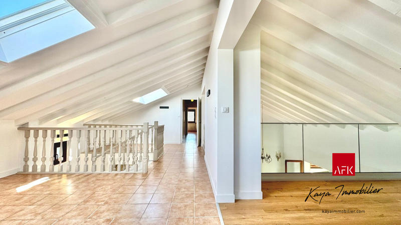 Maison - 235 m² - 7 pièces