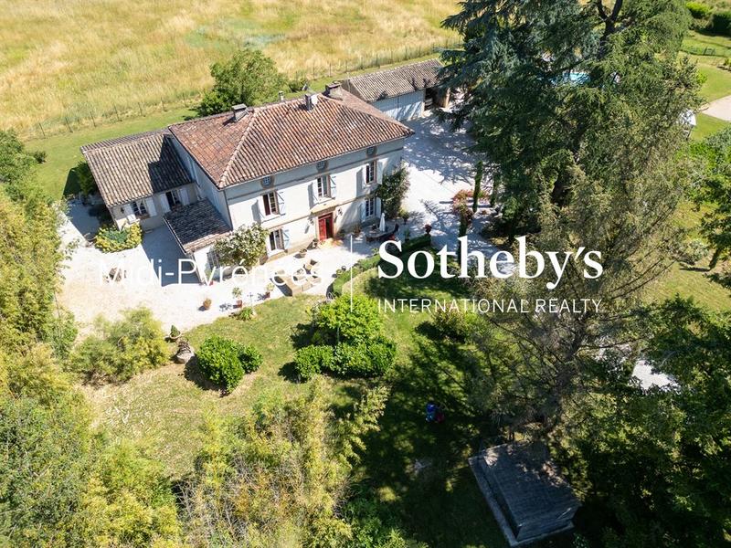 Maison - 300 m² - 11 pièces