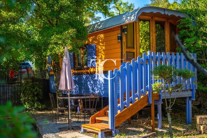 Maison - 379 m² - 19 pièces