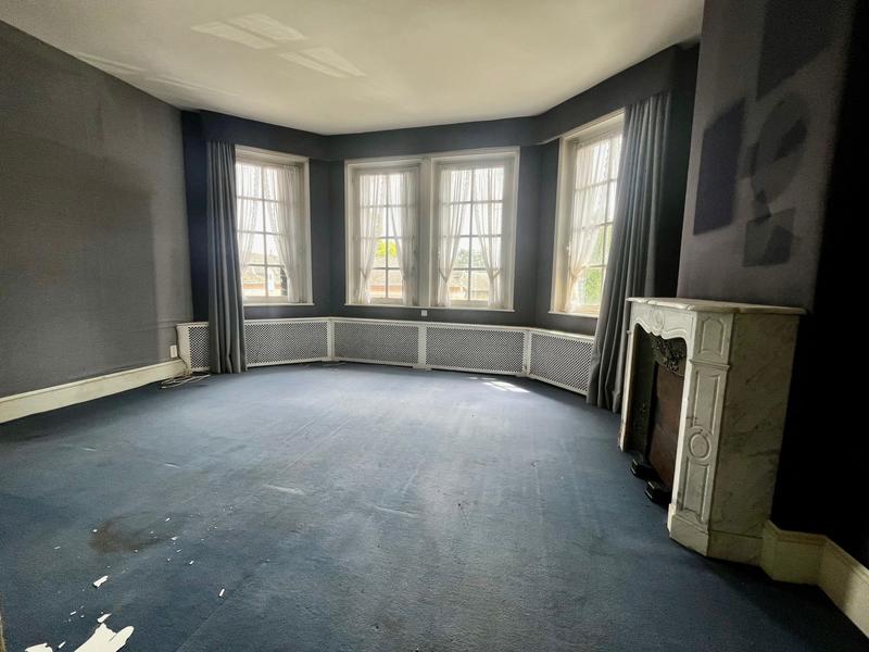 Maison - 335 m² - 10 pièces