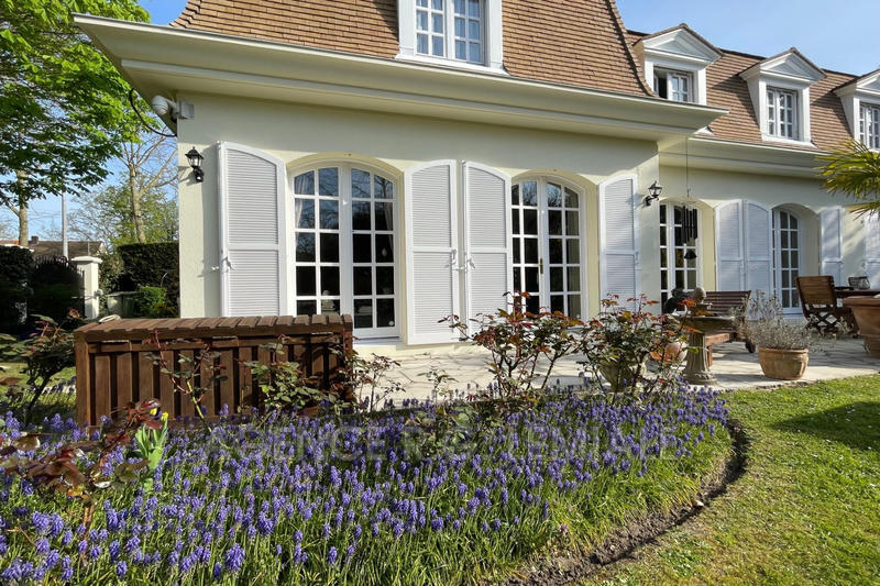 Maison - 275 m² - 15 pièces