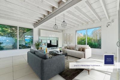 Maison - 197 m² - 9 pièces