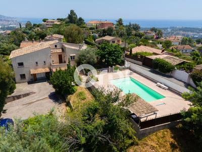 Villa - 280 m² - 8 pièces
