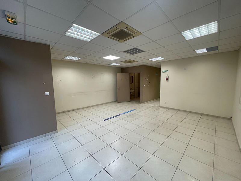 Local commercial - 114 m² - 4 pièces