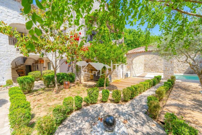 Maison - 425 m² - 10 pièces