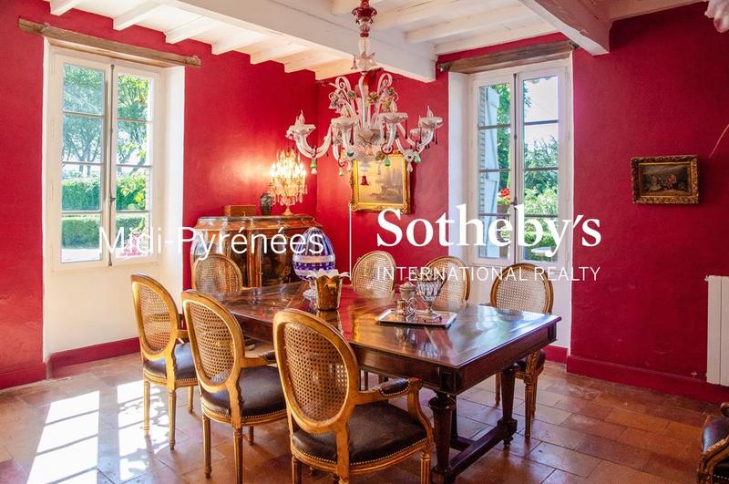 Maison - 300 m² - 11 pièces