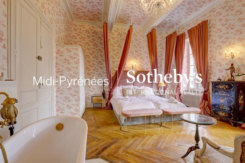 Château - 1 700 m² - 50 pièces