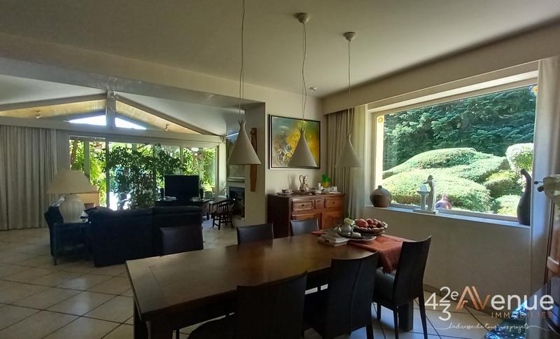 Propriété - 241 m² - 10 pièces