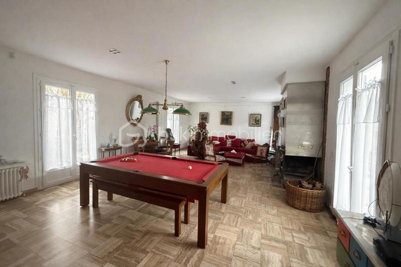 Maison - 1 172 m² - 8 pièces