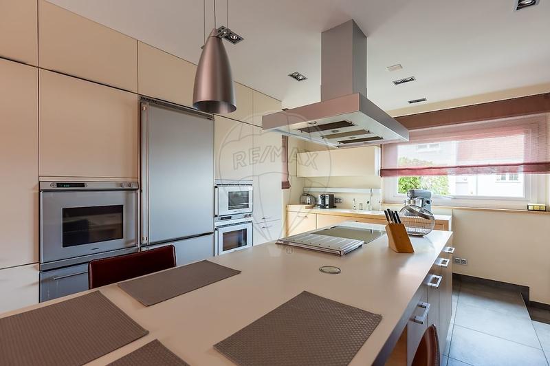 Maison - 280 m² - 10 pièces