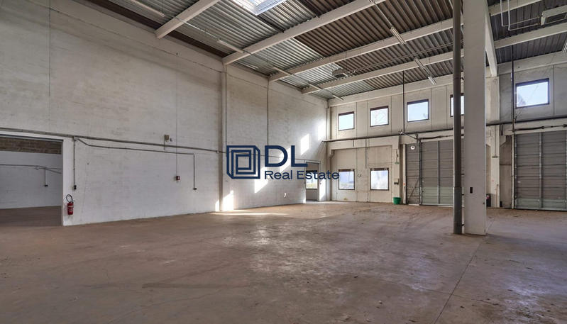 Entrepôt - 648 m²