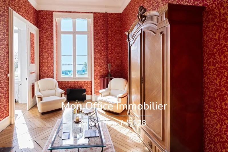 Château - 1 489 m² - 36 pièces