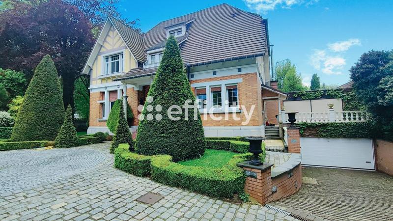 Propriété - 255 m² - 10 pièces