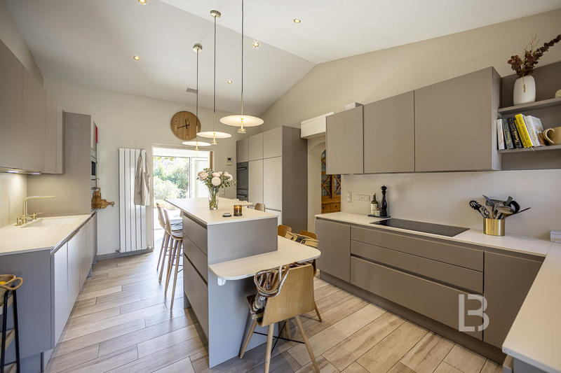 Villa - 245 m² - 9 pièces