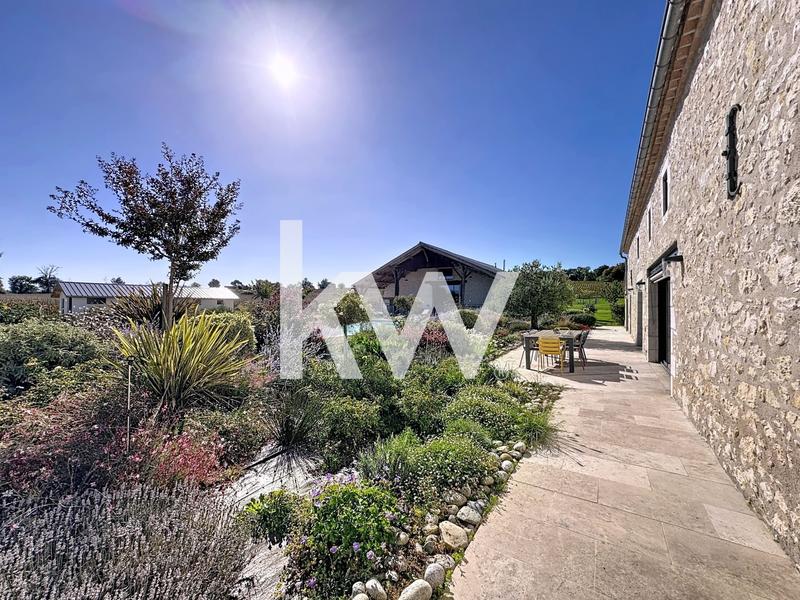 Maison - 956 m² - 10 pièces