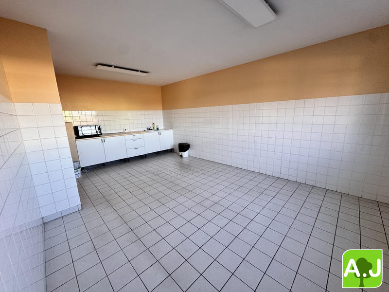 Local commercial - 900 m² - 3 pièces
