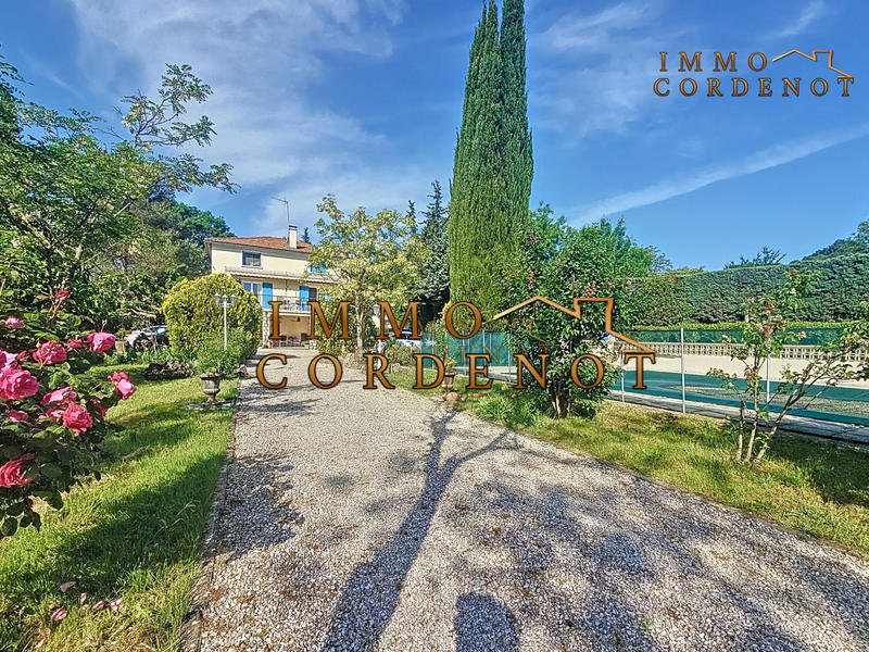 Maison traditionnelle - 237 m² - 9 pièces