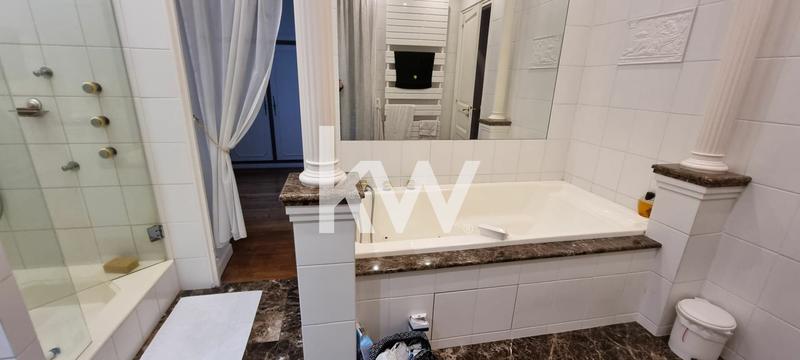 Maison - 422 m² - 8 pièces