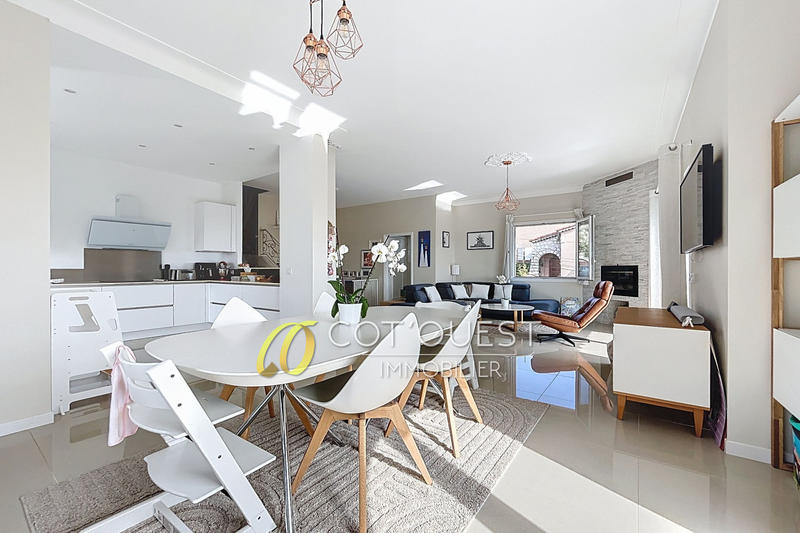 Maison - 207 m² - 6 pièces