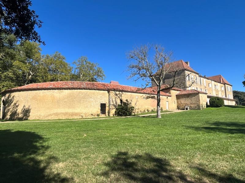 Château - 2 000 m² - 38 pièces