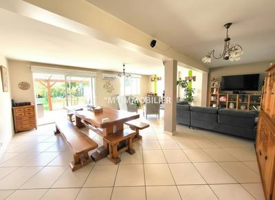 Maison - 247 m² - 9 pièces