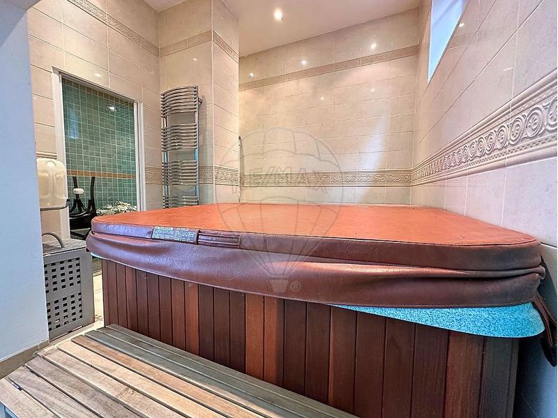 Demeure - 335 m² - 12 pièces