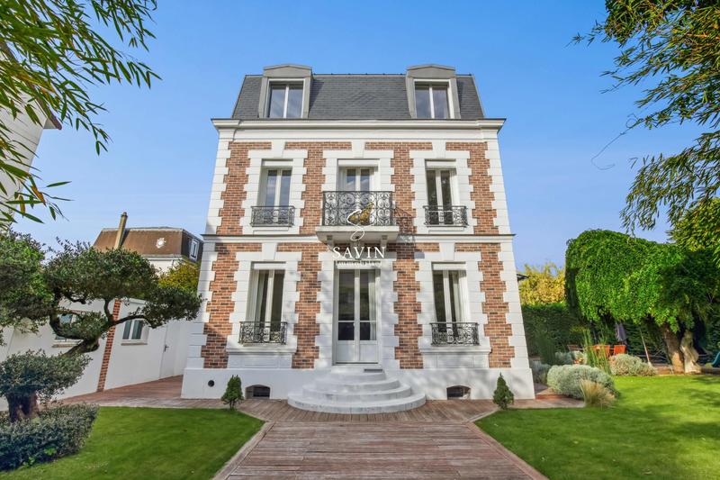 Maison - 247 m² - 8 pièces